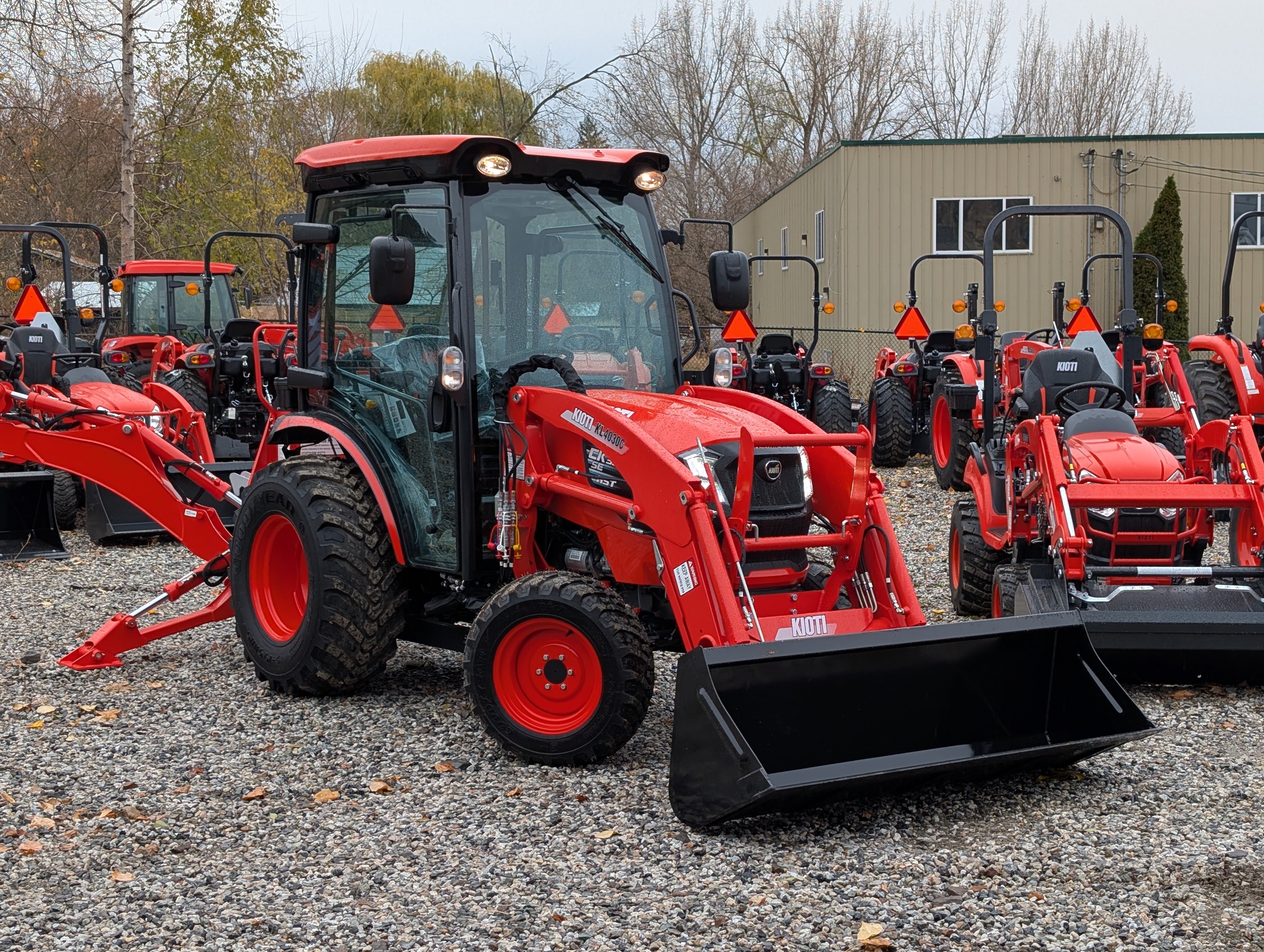 KIOTI CK3520SE HST Deluxe Cab Tractor with R14 Tires